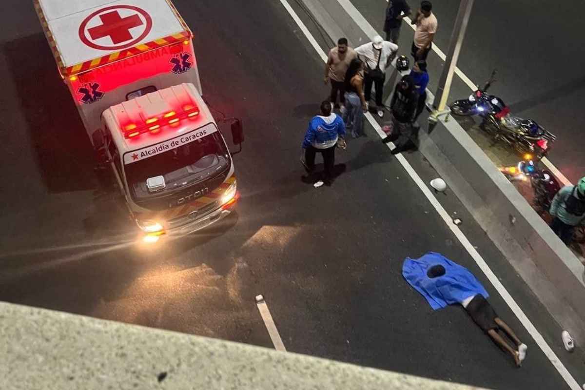 Creyeron que motorizado había muerto tras fuerte choque en Catia, pero al llegar paramédicos ocurrió un milagro