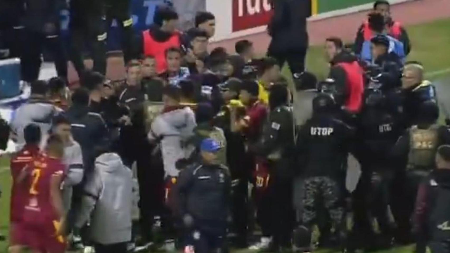 Batalla campal en un partido terminó con 17 expulsiones: policía intervino con gas pimienta y bombas lacrimógenas (VIDEO)