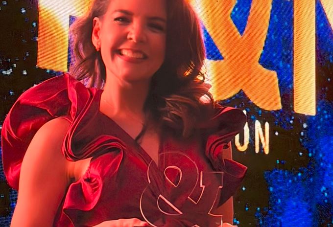 Isa Bermúdez fue reconocida como Profesional de Mercadeo del Año en los Premios P&M 2025