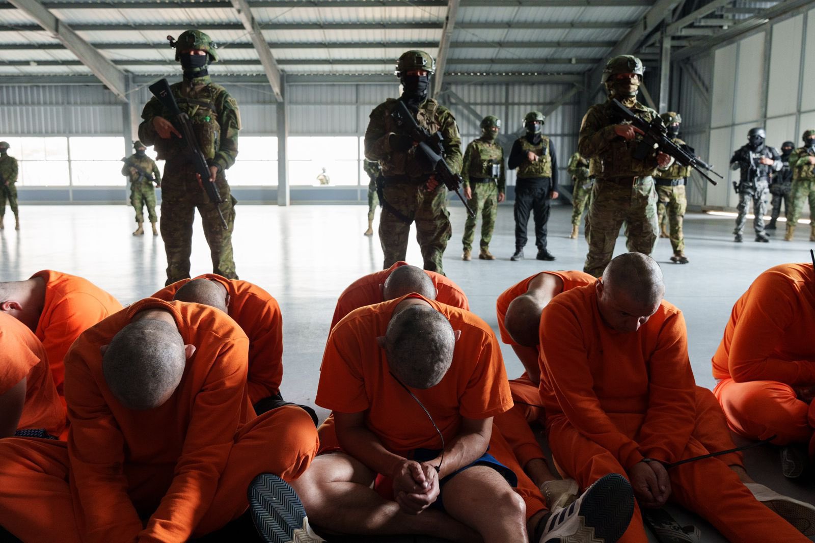 Ecuador desafía al crimen organizado: 300 presos peligrosos, enviados a nueva cárcel de máxima seguridad