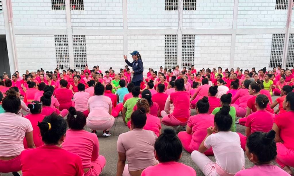 Chavismo exhibe a mujeres presas como “talentos renacidos” mientras oculta abusos carcelarios
