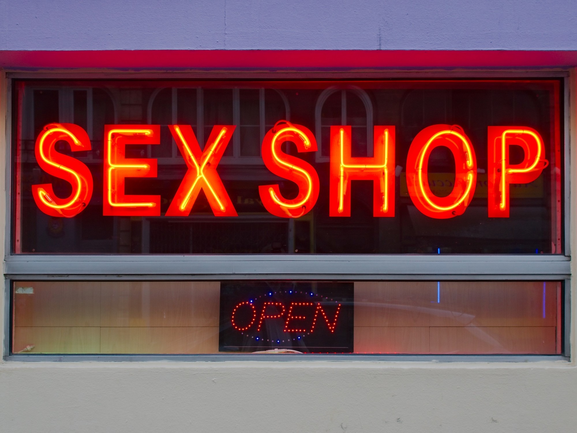 Anciano murió en un sex shop mientras miraba película porno dentro de una sala privada
