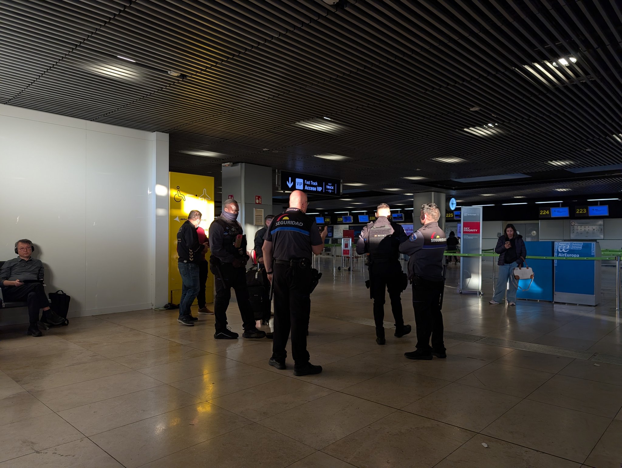 Venezolanos varados en España fueron desalojados del aeropuerto de Barajas