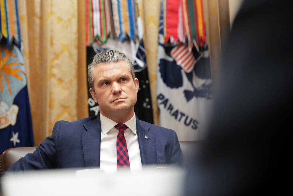 "La niebla de la guerra": ¿Por qué Pete Hegseth usó ese término al hablar del ataque a una narcolancha?