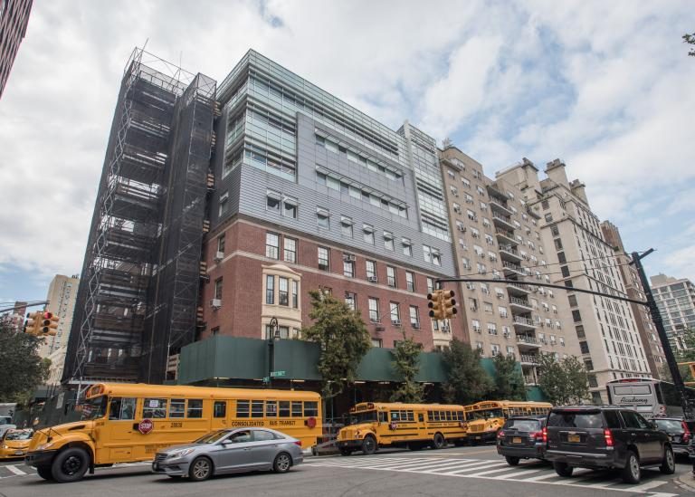 Adolescente murió tras caer de lo alto del edificio de una escuela privada en Nueva York