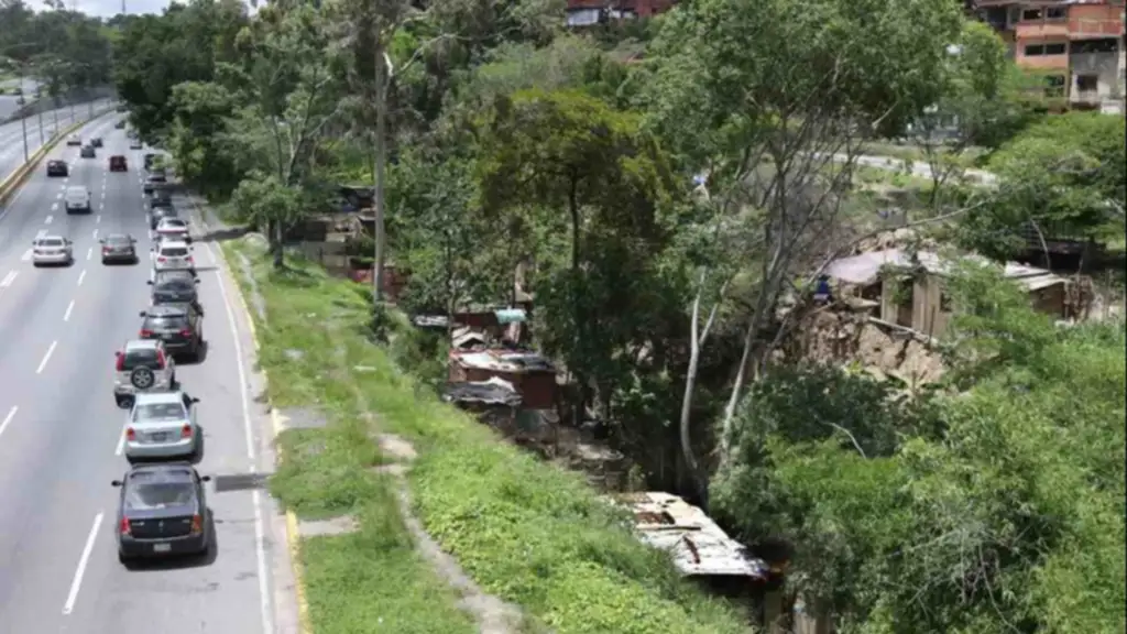 PoliSucre rescató a una mujer que pretendía quitarse la vida en la carretera Petare-Guarenas