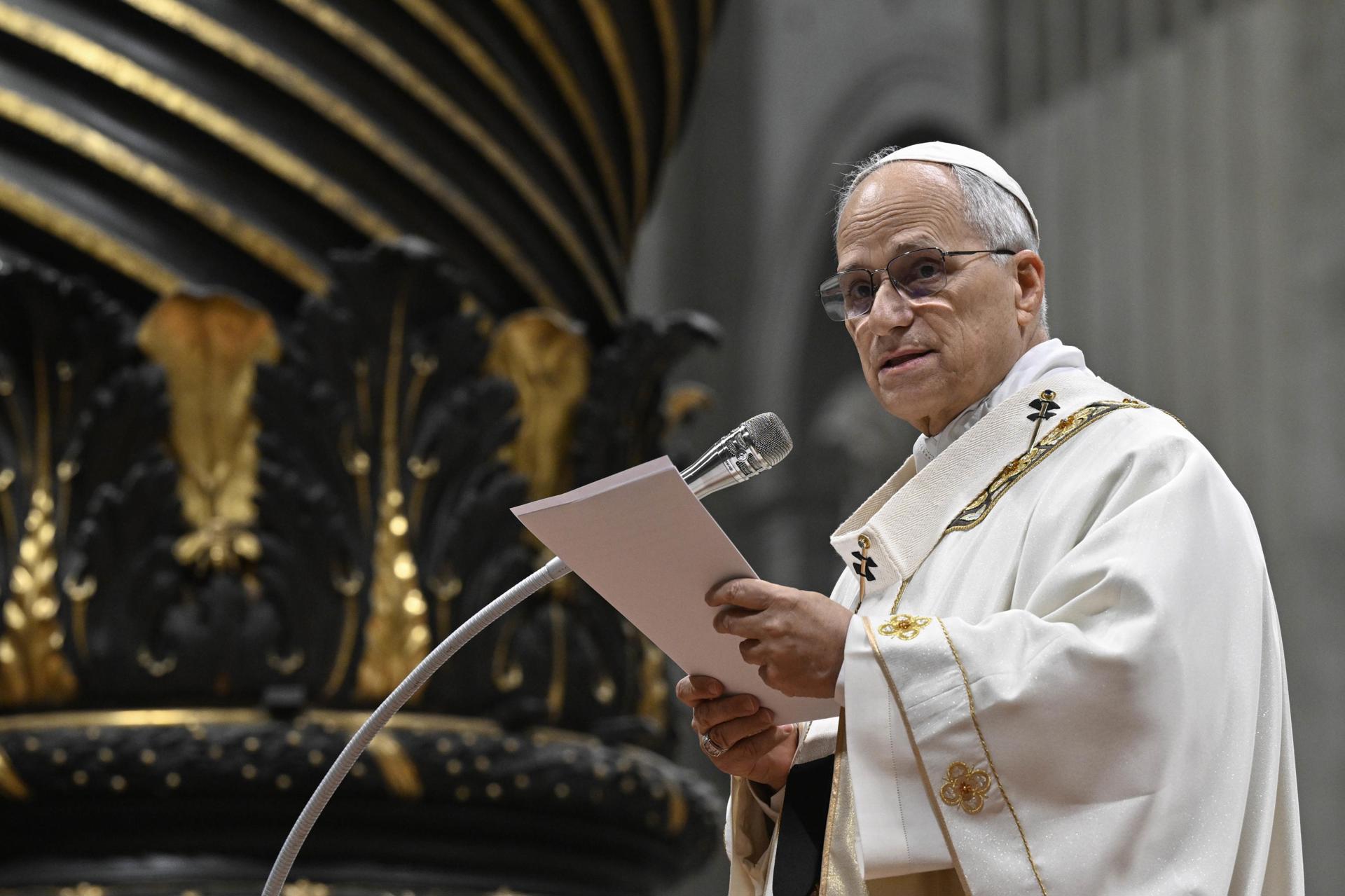 El papa León XIV pidió a diplomáticos ser "hombres y mujeres de diálogo" para promover la paz