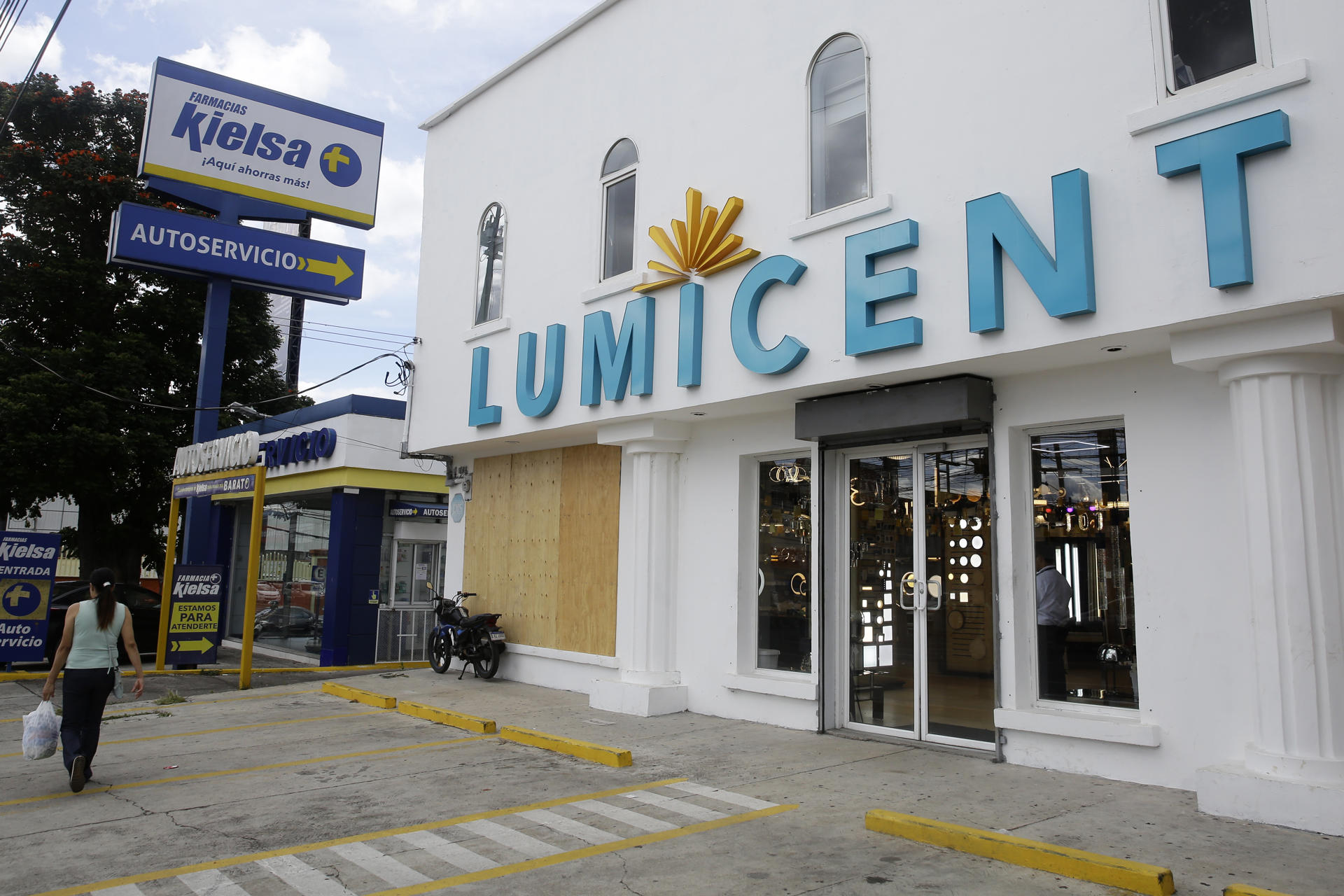 Honduras mantiene la calma mientras el lento conteo da ligera ventaja a Asfura