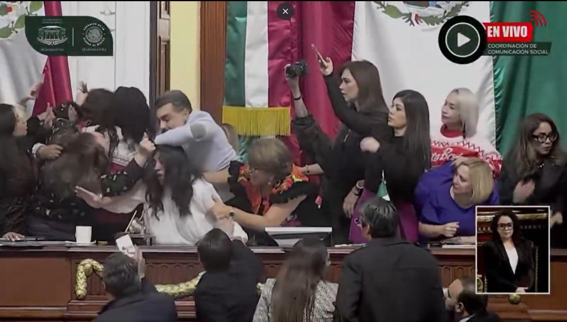 VIDEO: manotazos, empujones y tirones de cabello entre diputadas en congreso mexicano