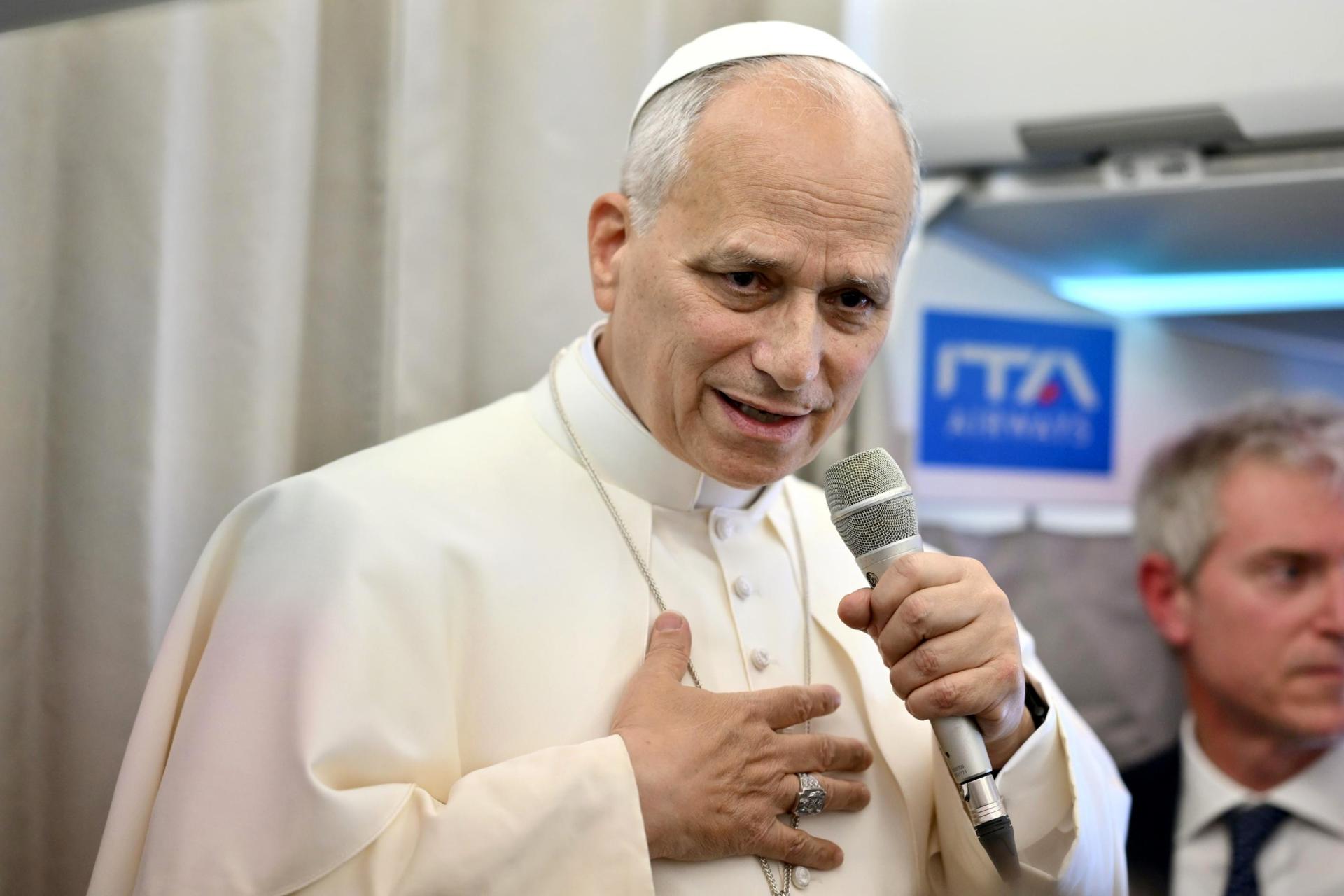 El papa León XIV pidió a diplomáticos ser "hombres y mujeres de diálogo" para promover la paz