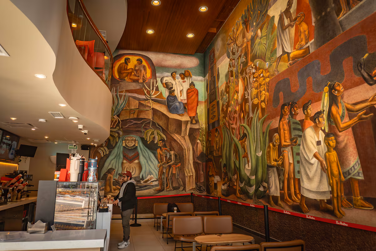 La cafetería más bonita del mundo con murales, deidades y donas seduce a Ciudad de México
