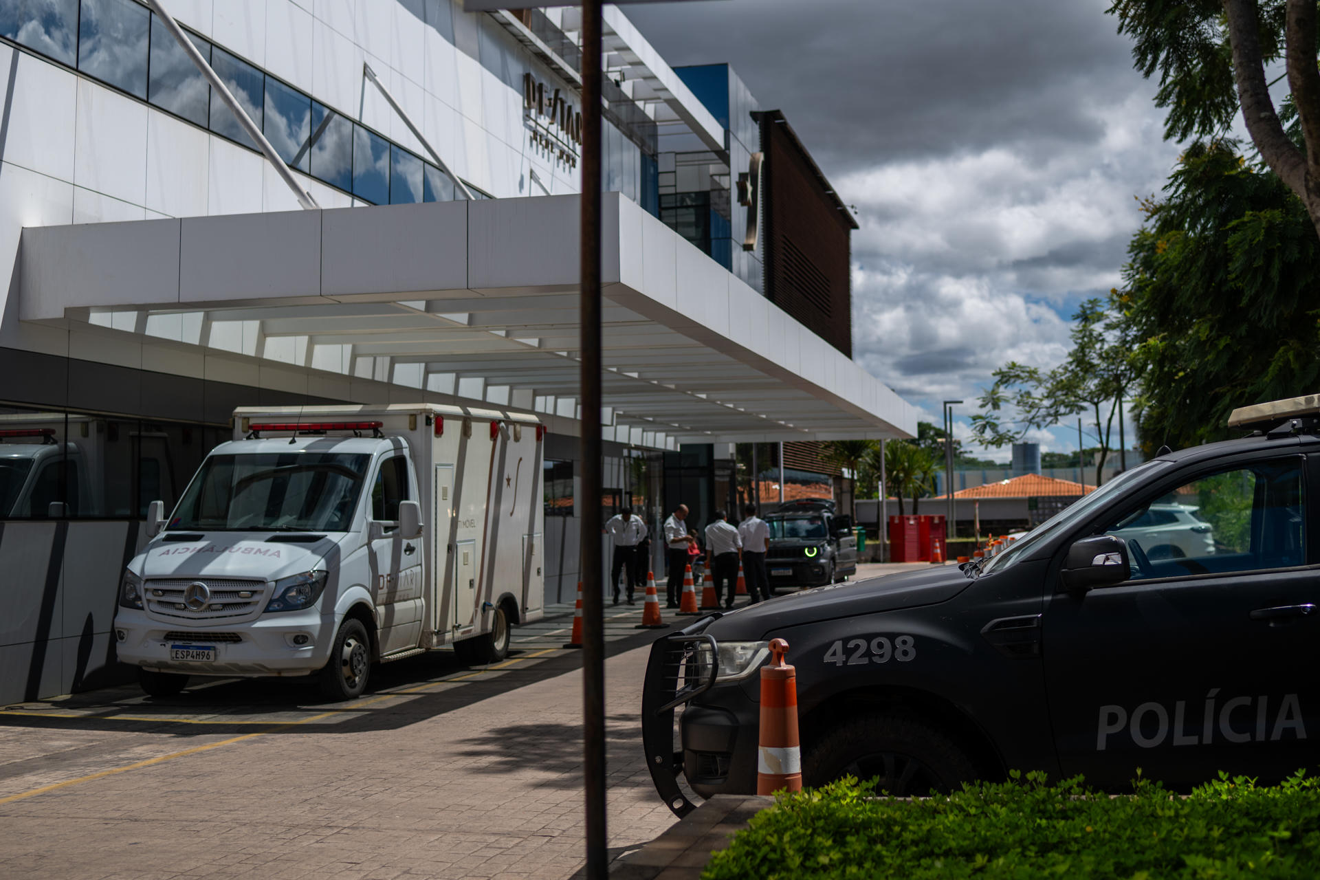 Jair Bolsonaro abandonó temporalmente su sitio de reclusión para someterse a una cirugía