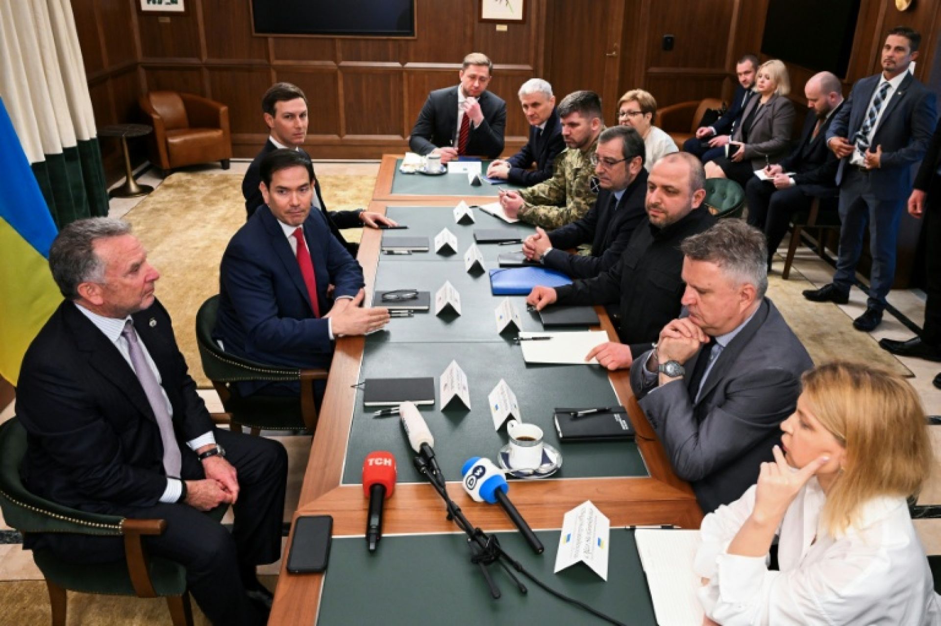 Negociadores ucranianos se reúnen con emisarios de Trump por segundo día seguido en Miami