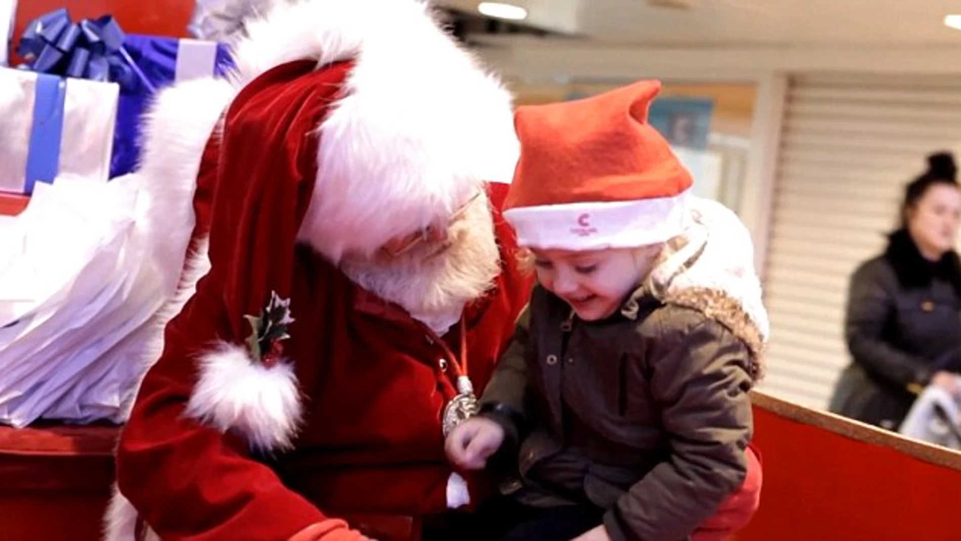 Psicólogos alertan sobre qué decir cuando los niños descubren la verdad sobre Papá Noel