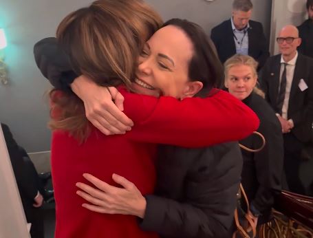 Así se vivió el fuerte abrazo entre María Corina Machado y María Elvira Salazar en Oslo (VIDEO)
