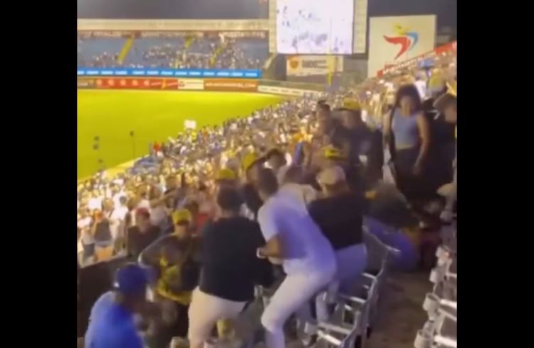 Familia de Salvador Pérez vivió incómodo momento con fanáticos de Navegantes en Valencia (VIDEOS)