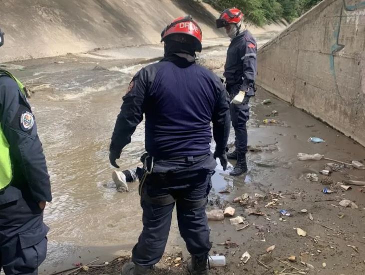 Bomberos recuperaron el cadáver de un hombre en el río Guaire a la altura de la Ucab (Fotos)
