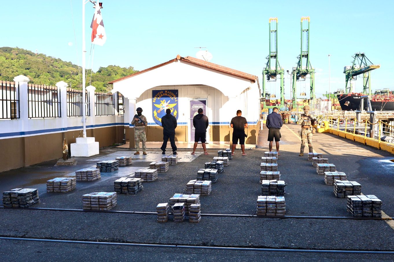 Panamá decomisó 835 paquetes de droga en el océano Pacífico y detuvo a cuatro sospechosos