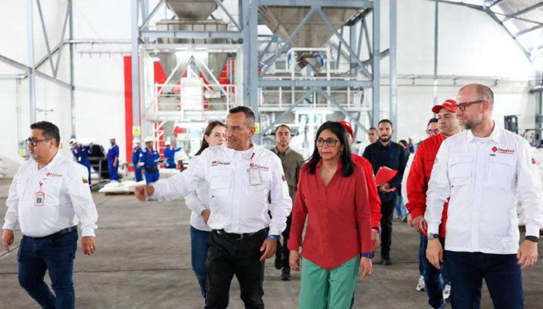 La "moderada" Delcy Rodríguez vociferó que "los que quieren la guerra van a salir derrotados"