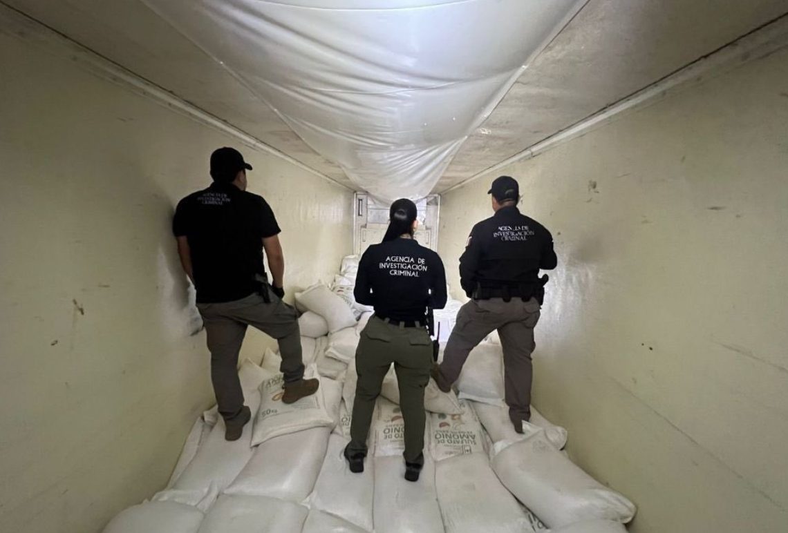 Cayeron en México dos traficantes con 320 kilos de metanfetamina ocultos en un camión