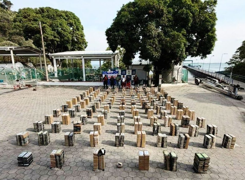 Colombia incautó casi tres toneladas de cocaína en un semisumergible en el océano Pacífico