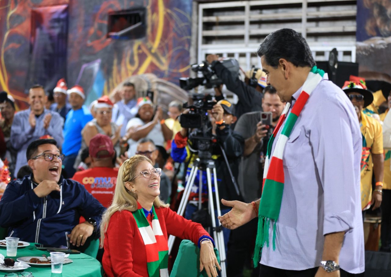 Nicolás Maduro sacó a "Cilita" a bailar tras su cena navideña para fingir normalidad