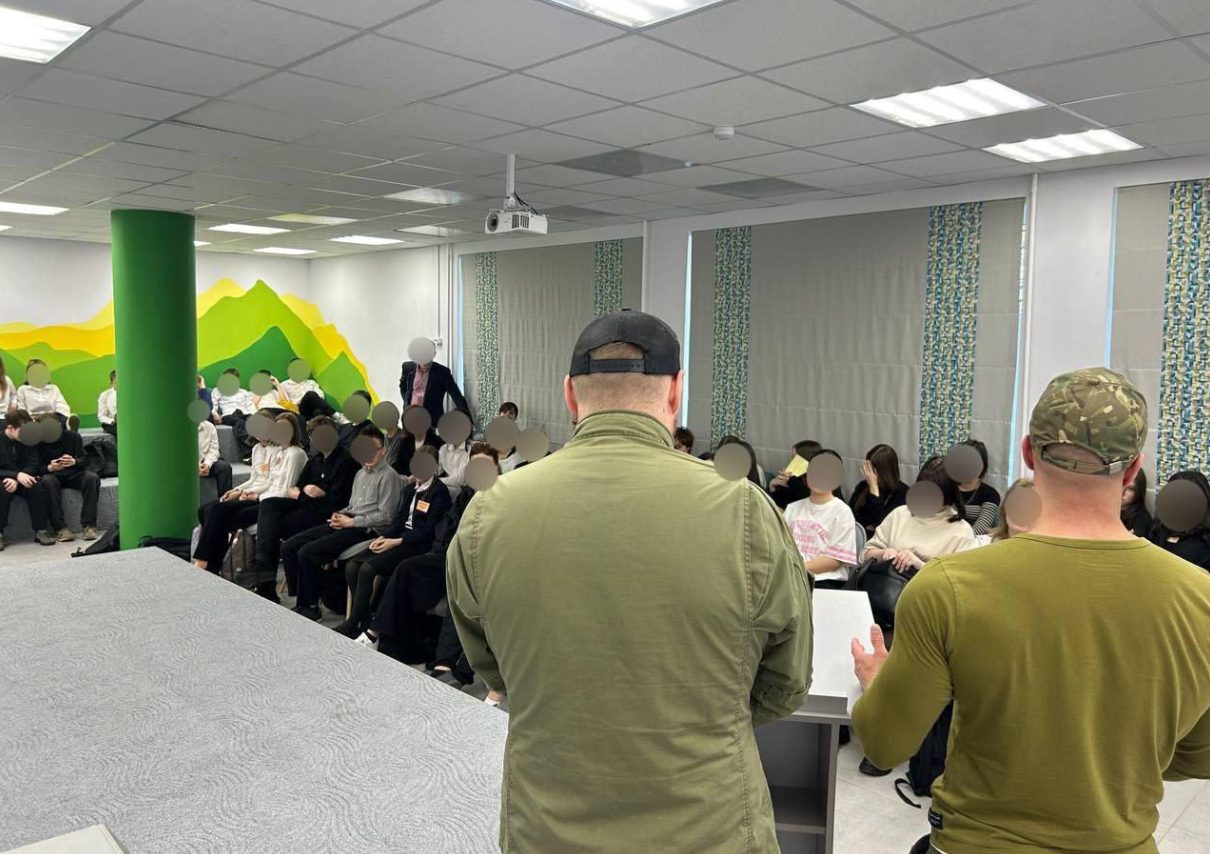 Combatiente neonazi conocido por coleccionar orejas entrena a niños en escuelas rusas