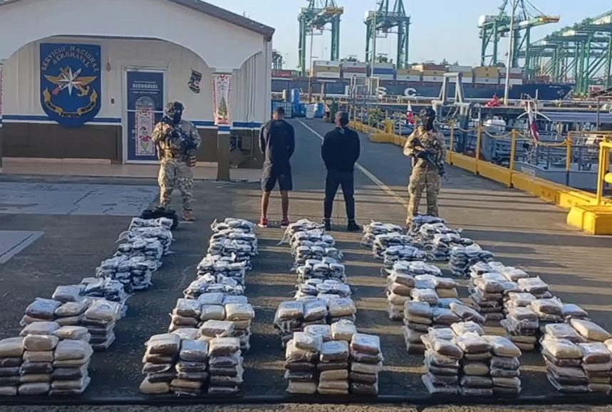 Panamá incautó 916 paquetes de droga en una lacha interceptada en el océano Pacífico
