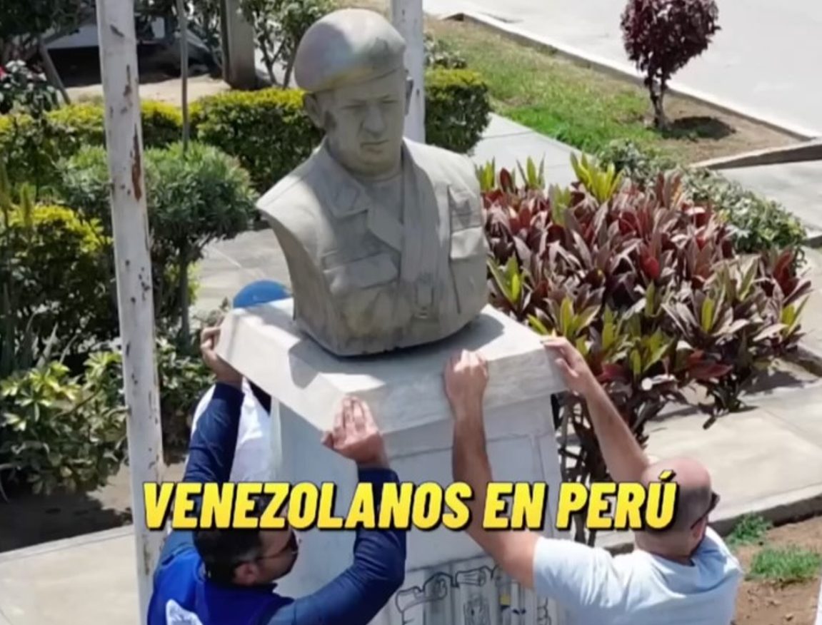 VIDEO: venezolanos retiraron estatua de Hugo Chávez en Perú tras acuerdo con las autoridades