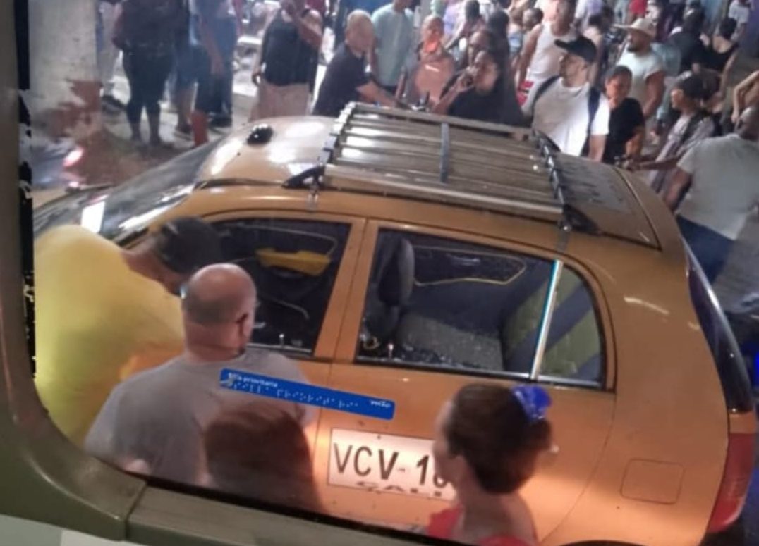 VIDEO: ataque dirigido a una patrulla policial dejó cuatro civiles heridos en Colombia