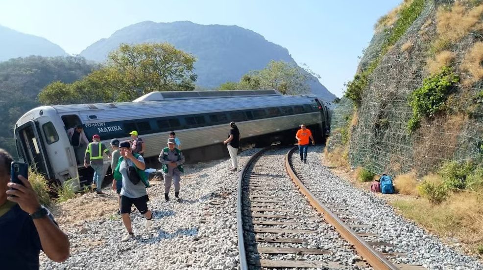 Descarrilamiento de un tren con 241 pasajeros a bordo conmocionó a México