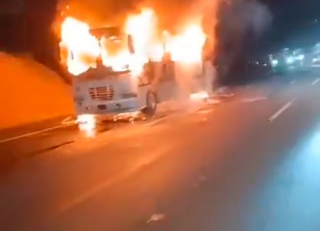 Impresionante incendio de un autobús generó caos vial en la Autopista Regional del Centro (VIDEOS)