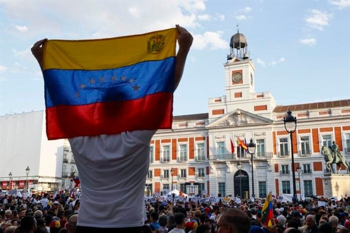 Venezolanos encabezan llegada de 626.268 inmigrantes a España en 2024
