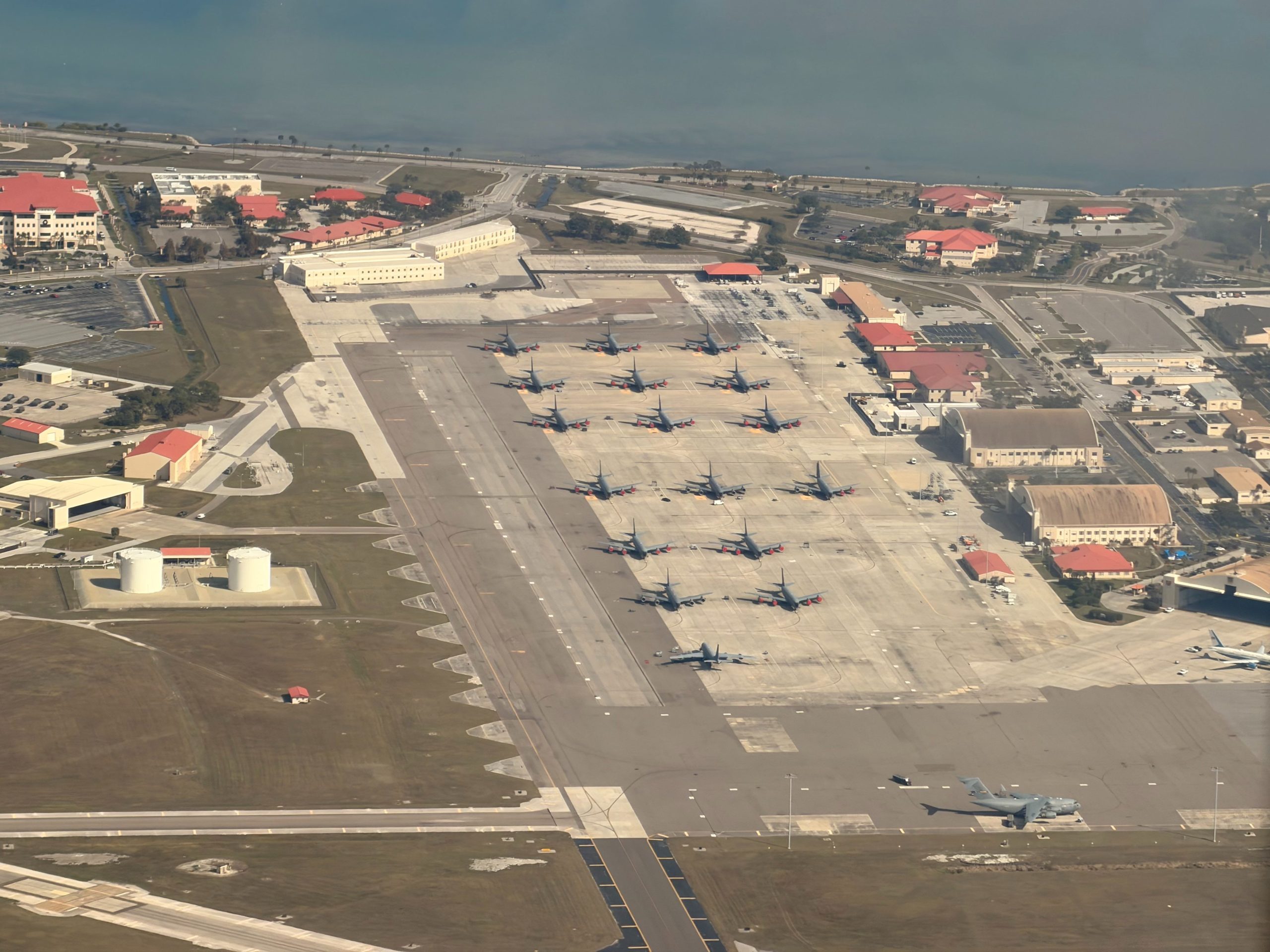 FOTOS revelaron masiva e inusual concentración de aviones cisterna y radares en base de Florida