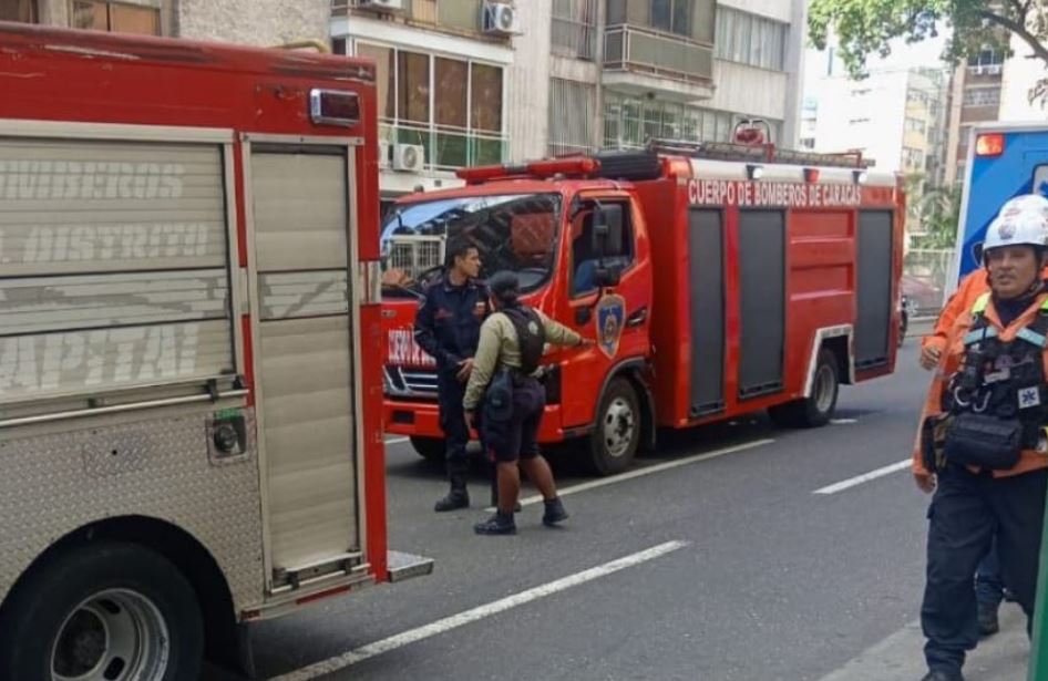 VIDEO: incendio en conjunto residencial de Chacao obligó a evacuar a decenas de personas este #28Dic