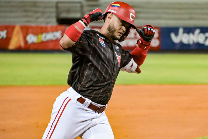 Cardenales aplastaron a las Águilas en Barquisimeto