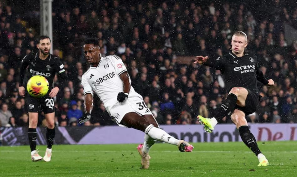 Manchester City sobrevivió a frenético festival de goles ante Fullham y sigue a la caza Arsenal