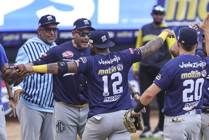 Navegantes cerraron la semana perfecta con remontada ante Tiburones