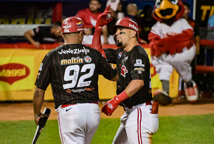 Cardenales aplastaron a los Leones para dividir la serie en Barquisimeto