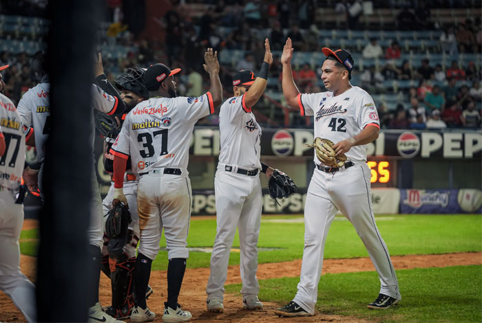 Águilas se llevaron duelo de lanzadores contra los Leones