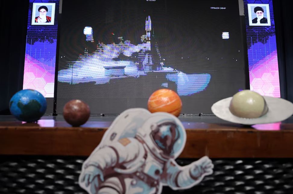 Régimen de Irán desafía a Occidente con el lanzamiento de tres satélites desde Rusia