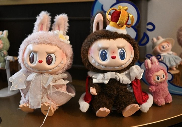 El fenómeno de los muñecos Labubu tendrá película dirigida por el británico Paul King