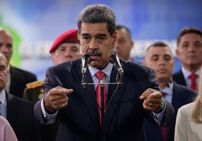 Maduro se "podría ir a Rusia o a otro país", dice el senador Mullin tras llamada de Trump