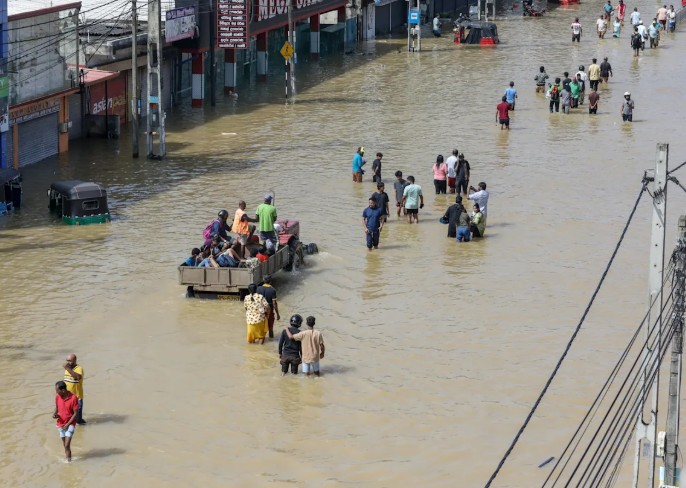 Sri Lanka eleva a 334 los muertos y 370 los desaparecidos por las fuertes inundaciones