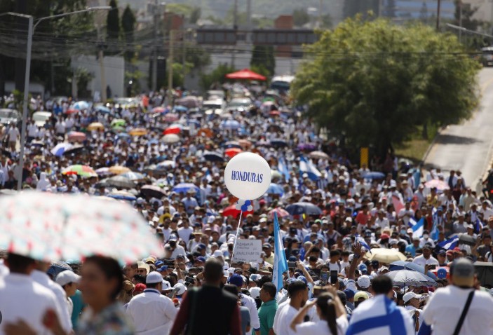 La derecha retorna a Honduras, con un ajustado pulso bipartidista sin definir presidente