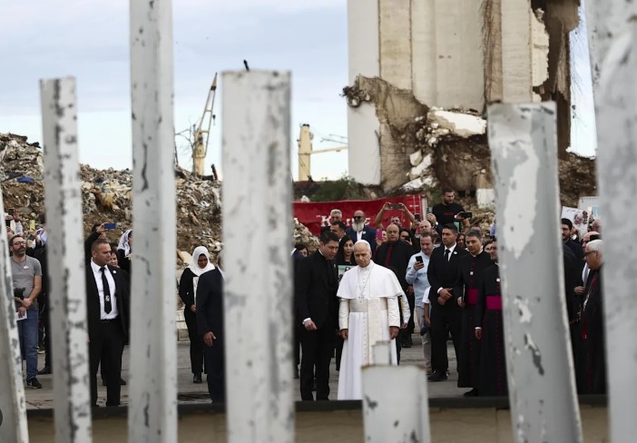 El papa León XIV rezó en la zona cero de la explosión del puerto de Beirut y consoló a las familias