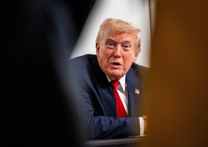 Demócratas cuestionan bombardeos del Caribe ante indulto de Trump a Juan Orlando Hernández