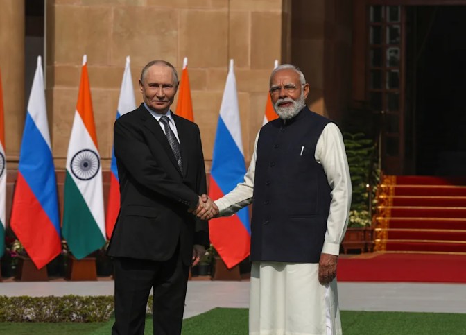 Putin asegura a Modi que negocia una "declaración pacífica" conjunta con Estados Unidos