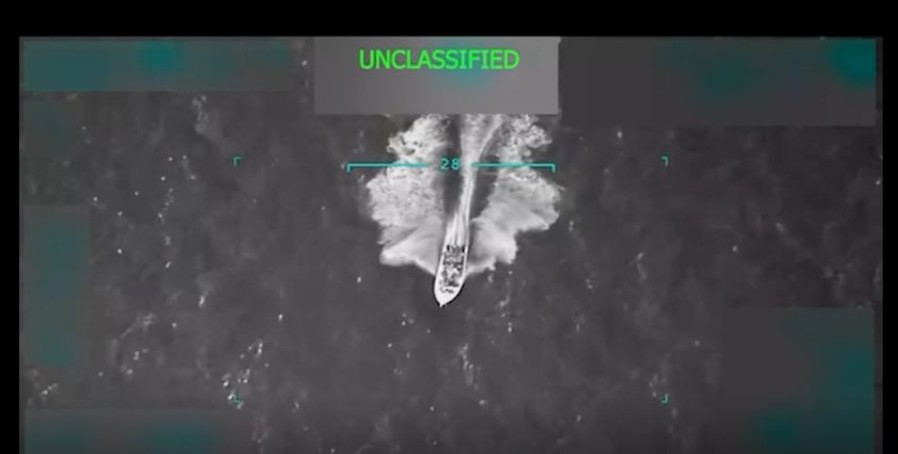 Sobrevivientes de barco blanco de segundo ataque no pidieron refuerzos, dice a legisladores el almirante a cargo