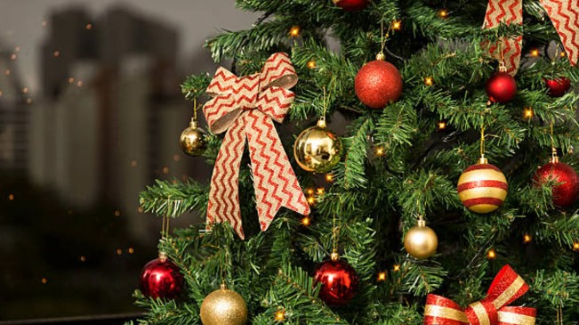 Por qué se ponen bolas rojas en el árbol de Navidad: esta es la curiosa historia detrás de esta tradición